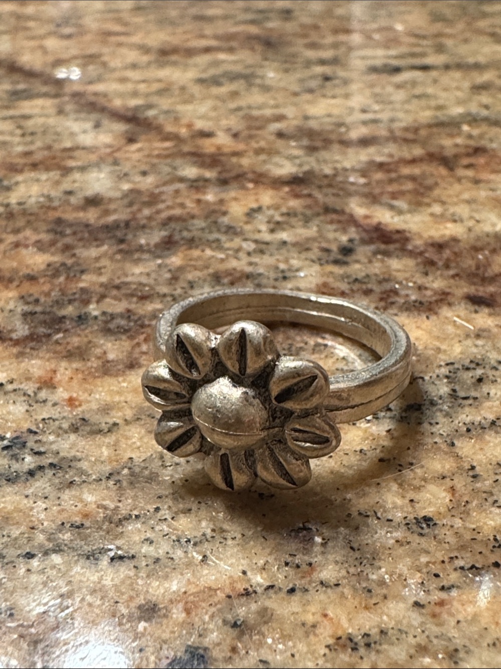 Vintage-Inspired Silver Daisy Ring for Women